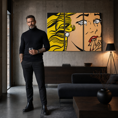 Ročno poslikana slika POP Art LICHTENSTEIN 3 kosi li3/x2 – slika v sodobnem moškem interjerju, lifestyle vizualizacija. Prevladujoče barve: rumena, črna, rožnata.