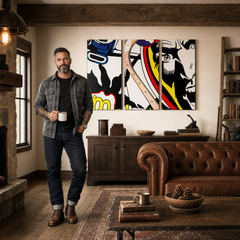 Ročno poslikana slika POP Art LICHTENSTEIN 3 kosi – slika v sodobnem moškem interjerju, lifestyle vizualizacija. Prevladujoče barve: črna, rumena, rdeča, modra, bela.