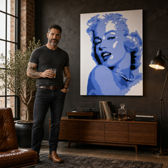 Ročno poslikana slika POP Art Marilyn Monroe 1 kos mon – slika v sodobnem moškem interjerju, lifestyle vizualizacija. Prevladujoče barve: modra, bela, črna.