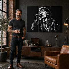 Ročno poslikana slika POP Art Mick Jagger 3 kosi mick – slika v sodobnem moškem interjerju, lifestyle vizualizacija. Prevladujoče barve: črna, bela, siva.