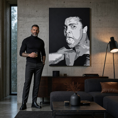 Ročno poslikana slika POP Art Muhamad Ali 1 kos ali – slika v sodobnem moškem interjerju, lifestyle vizualizacija. Prevladujoče barve: črna, siva, bela.
