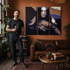 Ročno poslikana slika POP Art Ozzy Osbourne 3 kosi Ozz – slika v sodobnem moškem interjerju, lifestyle vizualizacija. Prevladujoče barve: črna, vijolična, rjava, bela, modra.