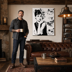 Ročno poslikana slika POP Art Popust -15% Audrey Hepburn ah4 – slika v sodobnem moškem interjerju, lifestyle vizualizacija. Prevladujoče barve: črna, bela, siva.
