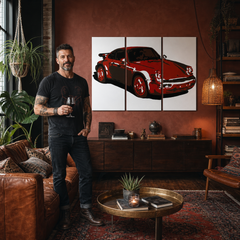 Ročno poslikana slika POP Art PORSCHE 911 3 kosi por2 – slika v sodobnem moškem interjerju, lifestyle vizualizacija. Prevladujoče barve: rdeča, črna, bela.