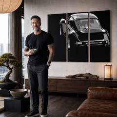 Ročno poslikana slika POP Art PORSCHE 911 3 kosi por4 – slika v sodobnem moškem interjerju, lifestyle vizualizacija. Prevladujoče barve: črna, bela, siva.