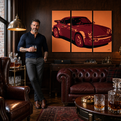 Ročno poslikana slika POP Art PORSCHE 911 3 kosi por – slika v sodobnem moškem interjerju, lifestyle vizualizacija. Prevladujoče barve: oranžna, rdeča, črna.