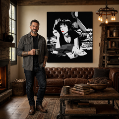 Ročno poslikana slika POP Art PULP FICTION 1 kos pulp6 – slika v sodobnem moškem interjerju, lifestyle vizualizacija. Prevladujoče barve: črna, bela, rdeča.