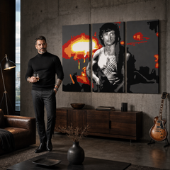 Ročno poslikana slika POP Art Rambo 3 kosi ram – slika v sodobnem moškem interjerju, lifestyle vizualizacija. Prevladujoče barve: črna, oranžna, bela, rdeča, siva.