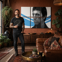 Ročno poslikana slika POP Art Scarface - AL PACINO 6 kosov al40 – slika v sodobnem moškem interjerju, lifestyle vizualizacija. Prevladujoče barve: črna, modra, bela.