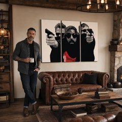 Ročno poslikana slika POP Art The bondock saint 3 kosi tbs – slika v sodobnem moškem interjerju, lifestyle vizualizacija. Prevladujoče barve: črna, bela, rdeča.