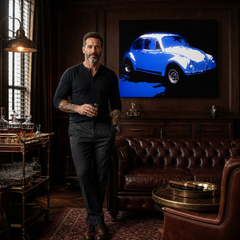 Ročno poslikana slika POP Art Volkswagen Beetle 1 del k – slika v sodobnem moškem interjerju, lifestyle vizualizacija. Prevladujoče barve: modra, bela, črna.