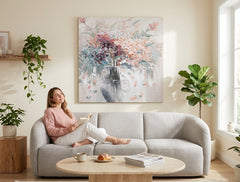 Moderna ročno poslikana slika ROŽE 80x80 cm, ki krasi elegantno dnevno sobo, prinaša svežino in barvitost v prostor.