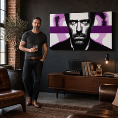 Ročno poslikana umetniška slika POP Art Dr. HOUSE 1 kos 1010 dh – slika v sodobnem moškem interjerju, lifestyle vizualizacija. Prevladujoče barve: črna, bela, vijolična, rožnata, siva.