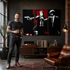 Ročno poslikana umetniška slika POP Art Pulp Fiction 3 kosi pulp5 – slika v sodobnem moškem interjerju, lifestyle vizualizacija. Prevladujoče barve: črna, rdeča, bela.