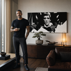 Ročno poslikana umetniška slika POP Art Scarface 1 del smk – slika v sodobnem moškem interjerju, lifestyle vizualizacija. Prevladujoče barve: črna, bela, siva.