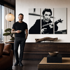 Ročno poslikano slikarstvo POP Art AL PACINO 3 kos al4 – slika v sodobnem moškem interjerju, lifestyle vizualizacija. Prevladujoče barve: črna, bela, siva.