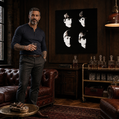 Ročno poslikano slikarstvo POP Art BEATLES 1 kos beat9 – slika v sodobnem moškem interjerju, lifestyle vizualizacija. Prevladujoče barve: črna, bež, rjava.