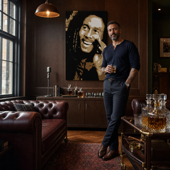 Ročno poslikano slikarstvo POP Art Bob Marley 1 del bm – slika v sodobnem moškem interjerju, lifestyle vizualizacija. Prevladujoče barve: črna, rjava, bela, zlata.