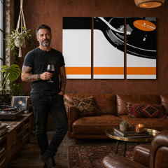 Ročno poslikano slikarstvo POP Art DJ 3 kosi dj5 – slika v sodobnem moškem interjerju, lifestyle vizualizacija. Prevladujoče barve: črna, oranžna, bela.