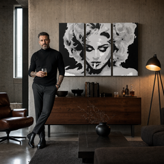 Ročno poslikano slikarstvo POP Art MADONNA 3 kosi ma2 – slika v sodobnem moškem interjerju, lifestyle vizualizacija. Prevladujoče barve: črna, siva, bela.