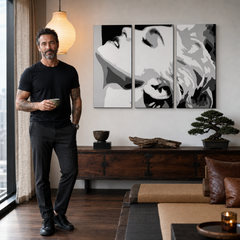 Ročno poslikano slikarstvo POP Art MADONNA 3 kosi ma5 – slika v sodobnem moškem interjerju, lifestyle vizualizacija. Prevladujoče barve: bielá, črna, siva.