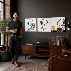 Ročno poslikano slikarstvo POP Art SNOOPY 3 kosi snoopy – slika v sodobnem moškem interjerju, lifestyle vizualizacija. Prevladujoče barve: črna, rdeča, rumena.