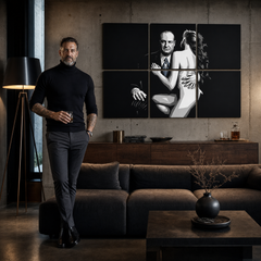 Ročno poslikano slikarstvo POP Art SOPRANOS 6 kosov sop2 – slika v sodobnem moškem interjerju, lifestyle vizualizacija. Prevladujoče barve: črna, bela, modra.