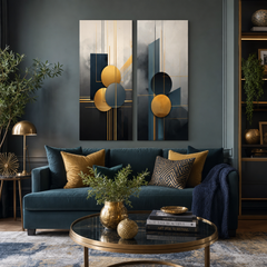 Set 2 slik Art Deco Eleganca Papilora z motivoma Svet v gibanju in Življenjska pot, obešen nad kavčem v elegantni dnevni sobi.