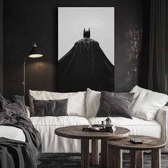 Slika na platnu z motivom batman s hrbtom, črno-belo obešena v sodobnem stilskem interjerju nad leseno konzolo z vazo in svečo, Papilora.