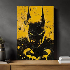 Ročno poslikana premium slika na platnu z zlatimi poudarki z motivom batman v črni in rumeni barvi obešena v sodobnem stilskem interjerju nad leseno konzolo z vazo in svečo, Papilora.