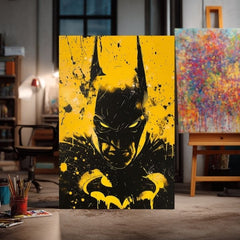 Ročno poslikana premium slika na platnu z zlatimi poudarki z motivom batman v črni in rumeni barvi obešena v sodobnem stilskem interjerju nad leseno konzolo z vazo in svečo, Papilora.
