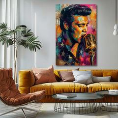 Ročno poslikana premium slika na platnu z zlatimi poudarki z motivom elvis presley poje v mikrofon, barvit obešena v sodobnem stilskem interjerju nad leseno konzolo z vazo in svečo, Papilora.