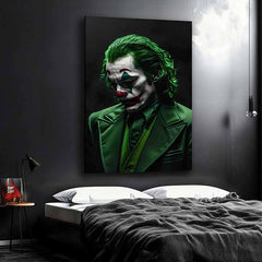 Slika na platnu z motivom joker v zelenem kostumu obešena v sodobnem stilskem interjerju nad leseno konzolo z vazo in svečo, Papilora.