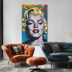 Ročno poslikana premium slika na platnu z zlatimi poudarki z motivom pop art portret Marilyn Monroe obešena v sodobnem stilskem interjerju nad leseno konzolo z vazo in svečo, Papilora.