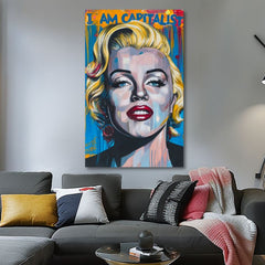 Ročno poslikana premium slika na platnu z zlatimi poudarki z motivom pop art portret Marilyn Monroe obešena v sodobnem stilskem interjerju nad leseno konzolo z vazo in svečo, Papilora.