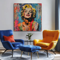 Ročno poslikana premium slika na platnu z zlatimi poudarki z motivom Marilyn Monroe v pop art slogu obešena v sodobnem stilskem interjerju nad leseno konzolo z vazo in svečo, Papilora.