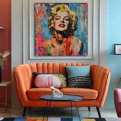 Ročno poslikana premium slika na platnu z zlatimi poudarki z motivom Marilyn Monroe v pop art slogu obešena v sodobnem stilskem interjerju nad leseno konzolo z vazo in svečo, Papilora.
