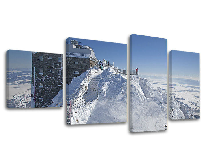Slika na platnu z motivom zasnežena gorska pokrajina z zgradbami – 3D prikaz platna z vidnim lesenim okvirjem, Papilora.