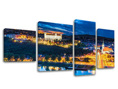 Slika na platnu z motivom nočna panorama mesta z gradom in reko – 3D prikaz platna z vidnim lesenim okvirjem, Papilora.