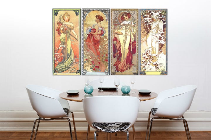 Slika na platnu z motivom štiri ženske figure v art nouveau slogu obešena v sodobnem stilskem interjerju nad leseno konzolo z vazo in svečo, Papilora.