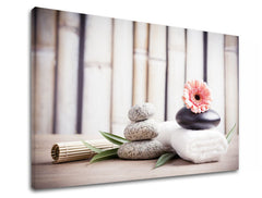 Slika na platnu z motivom spa kamni, brisače in roza cvet – 3D prikaz platna z vidnim lesenim okvirjem, Papilora.