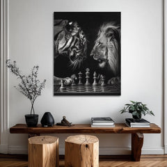 Slika na platnu z motivom črno-beli tiger in lev igrata šah obešena v sodobnem stilskem interjerju nad leseno konzolo z vazo in svečo, Papilora.