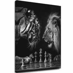 Slika na platnu z motivom črno-beli tiger in lev igrata šah – 3D prikaz platna z vidnim lesenim okvirjem, Papilora.