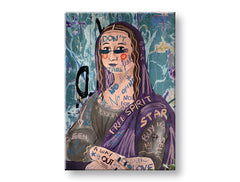 Slika na platnu z motivom grafitna mona lisa z napisi obešena v sodobnem stilskem interjerju nad leseno konzolo z vazo in svečo, Papilora.