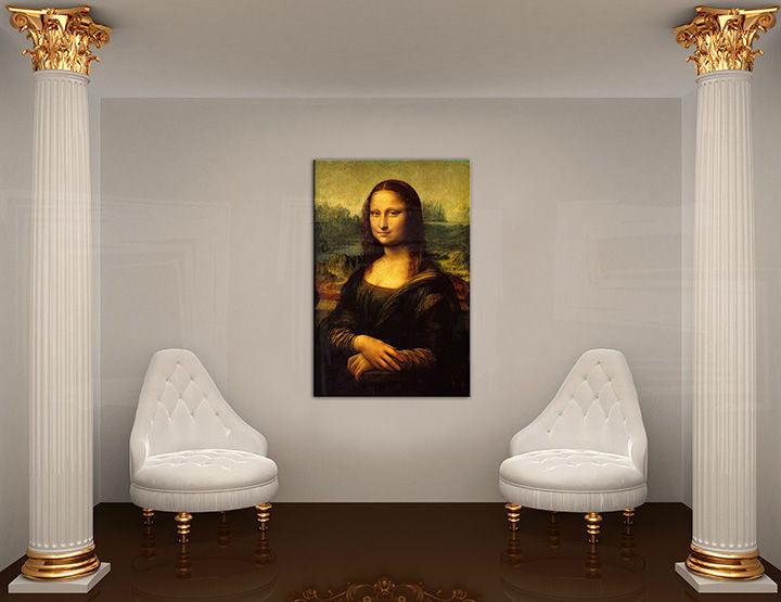 Slika na platnu z motivom portret Mona Lise obešena v sodobnem stilskem interjerju nad leseno konzolo z vazo in svečo, Papilora.