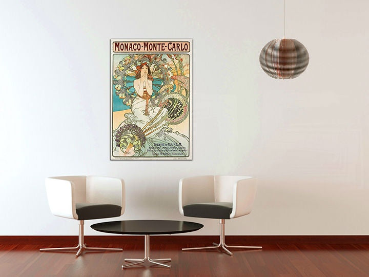Slika na platnu z motivom ženska v art nouveau slogu obešena v sodobnem stilskem interjerju nad leseno konzolo z vazo in svečo, Papilora.