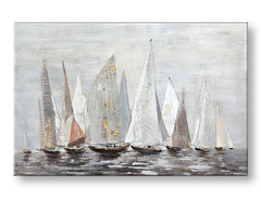 Slika na platnu z motivom jadranje jadrnic na morju, siva in bela obešena v sodobnem stilskem interjerju nad leseno konzolo z vazo in svečo, Papilora.