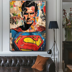 Ročno poslikana premium slika na platnu z zlatimi poudarki z motivom superman s logotipom in kolažem obešena v sodobnem stilskem interjerju nad leseno konzolo z vazo in svečo, Papilora.