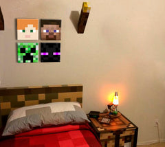 Slika na platnu z motivom Minecraft liki in bitja obešena v sodobnem stilskem interjerju nad leseno konzolo z vazo in svečo, Papilora.