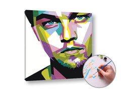 Slika na platnu z motivom portret moškega v pop art stilu – 3D prikaz platna z vidnim lesenim okvirjem, Papilora.